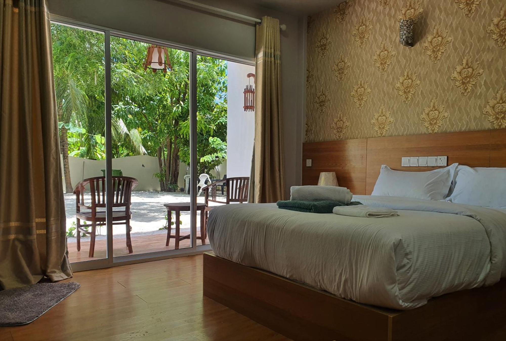 Ukulhas Villa Beach Hotel Exteriör bild
